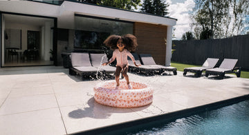 Niña_con_piscina_hinchable_y_bañador_a_juego_leopardo_rosa