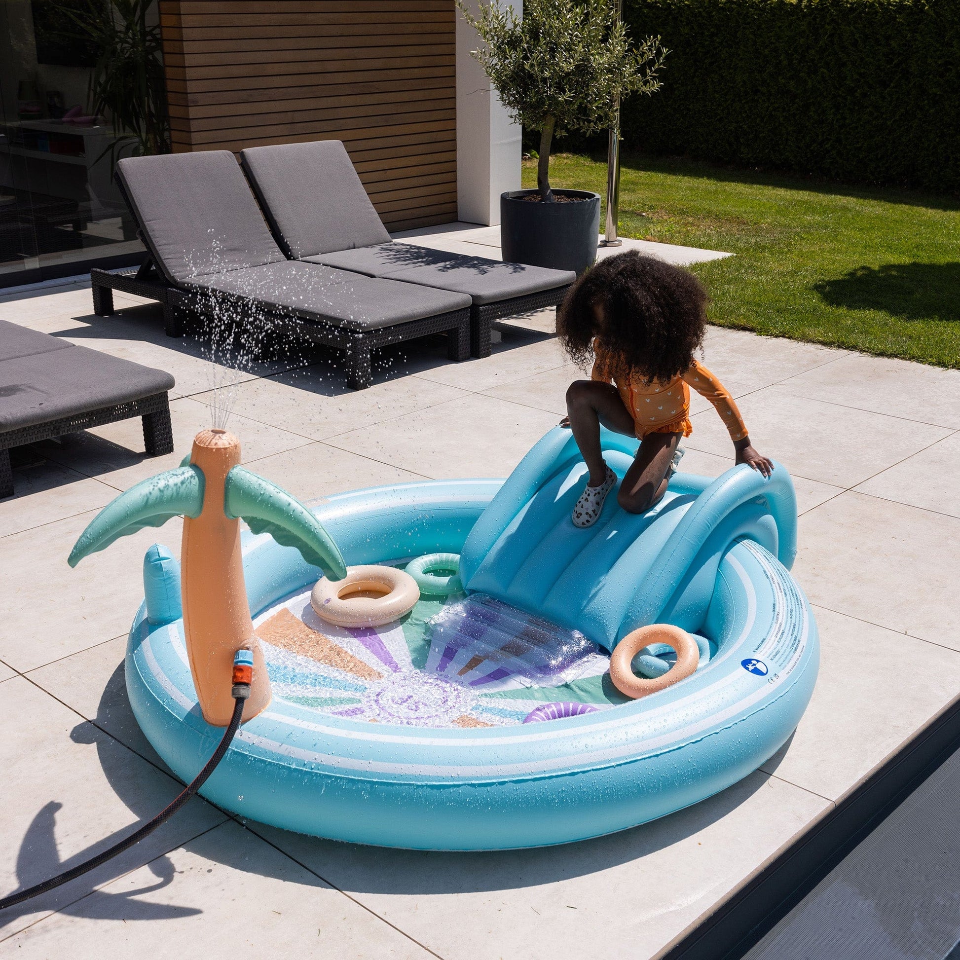 Piscina_de_aventura_muticolor_con_palmera_y_tobogan