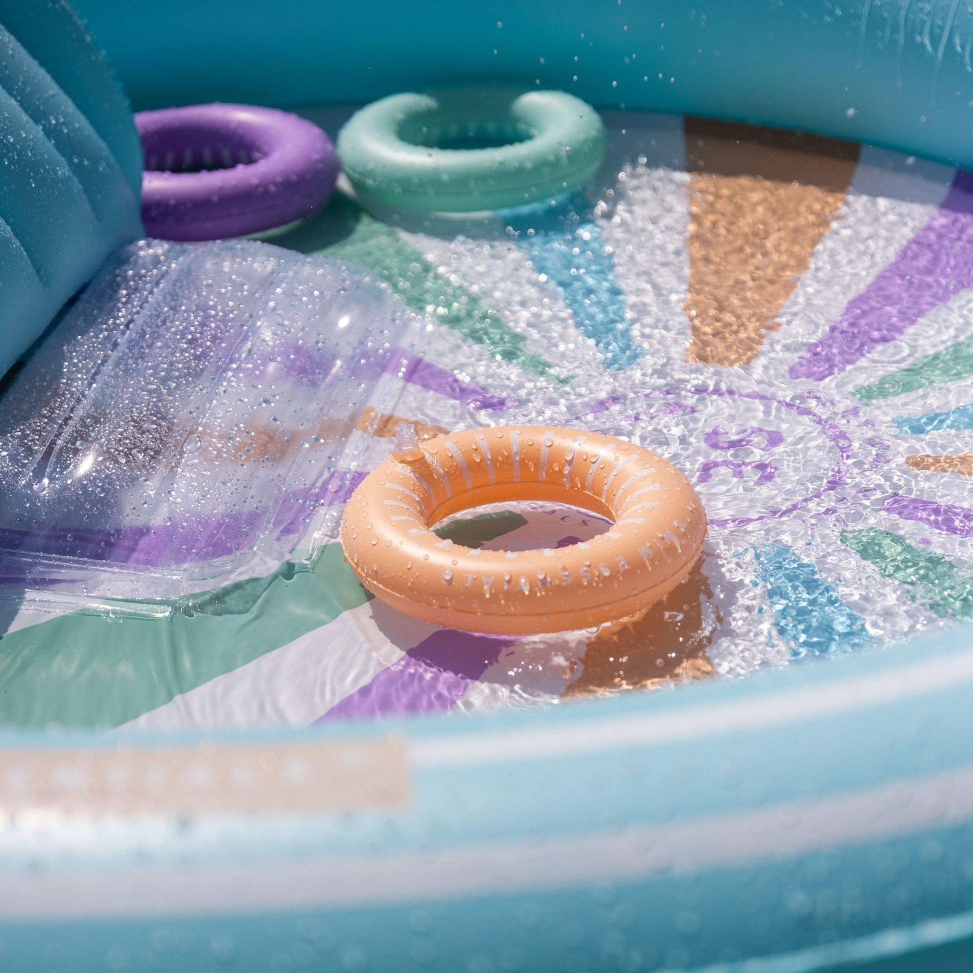 Piscina_de_aventura_muticolor_con_palmera_y_tobogan